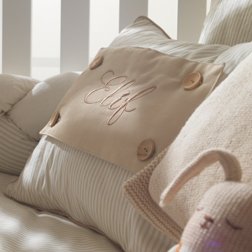 Personalisiertes Baby-Kissen mit Handstickerei – Harmony Strick-Hase – Geburtsgeschenk – Joyful Kids – Foto 3