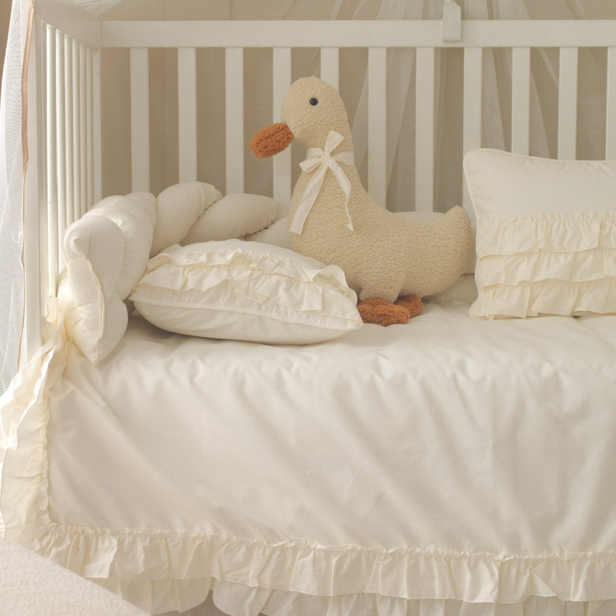 Luna Creme-Rüschen-Baby-Schlafset – Mit Nestchen – Foto 4