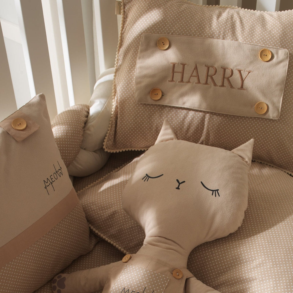Personalisiertes Baby-Kissen mit Handstickerei – Misty Brown Braune Katze – Geburtsgeschenk – Joyful Kids – Foto 3