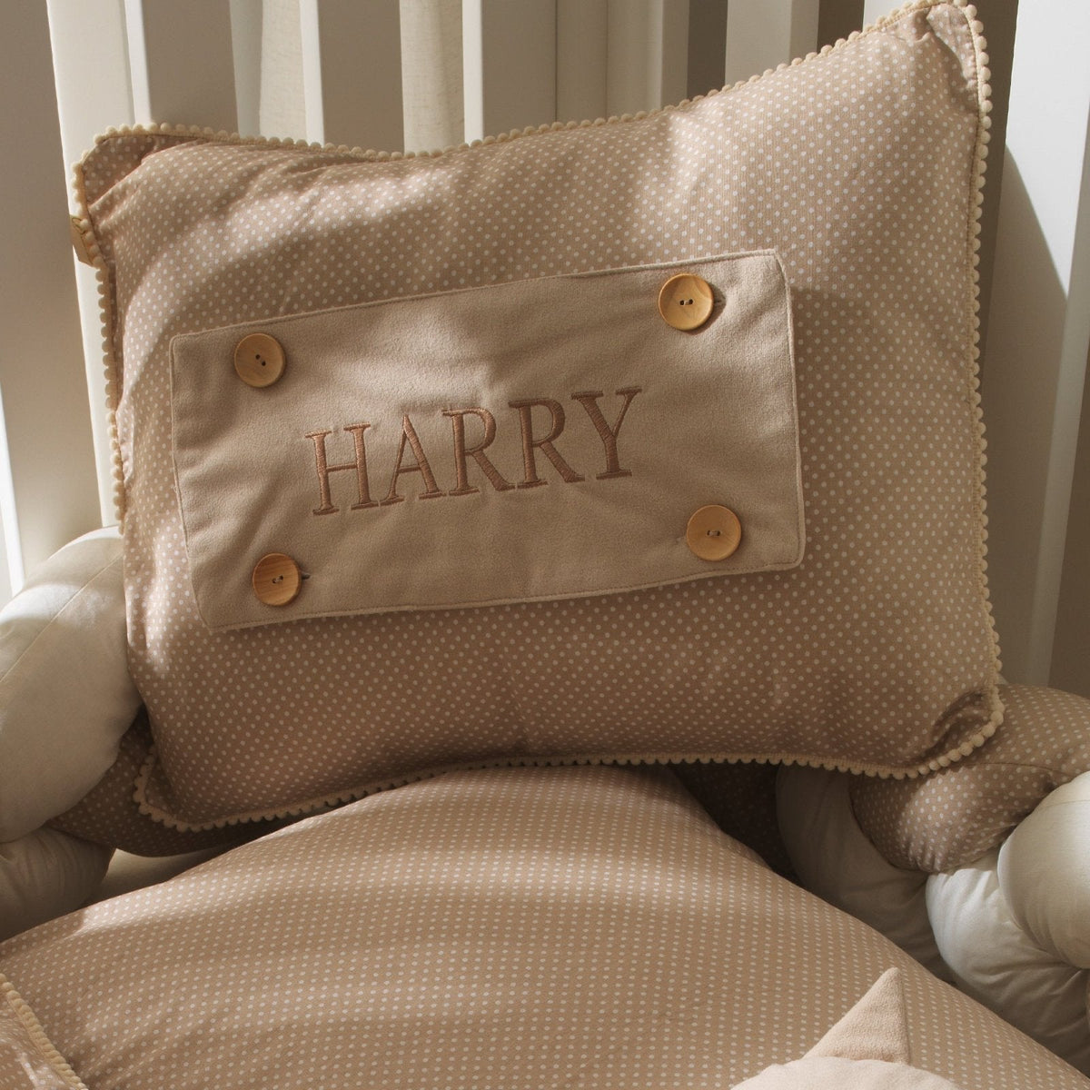 Personalisiertes Baby-Kissen mit Handstickerei – Misty Brown Braune Katze – Geburtsgeschenk – Joyful Kids – Foto 2