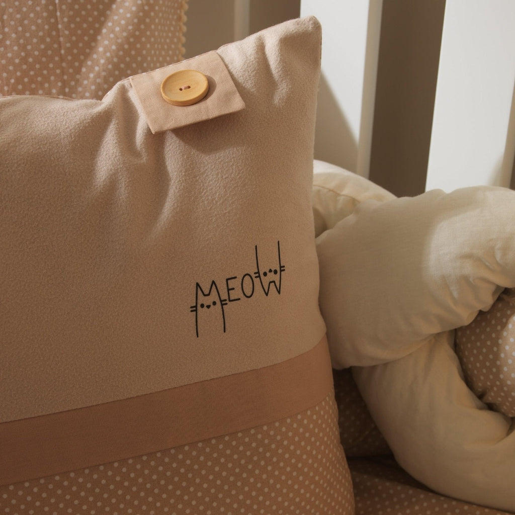 Misty Brown Kissen mit Meow-Print – 45x35 Boutique Deko – Joyful Kids – Foto 3