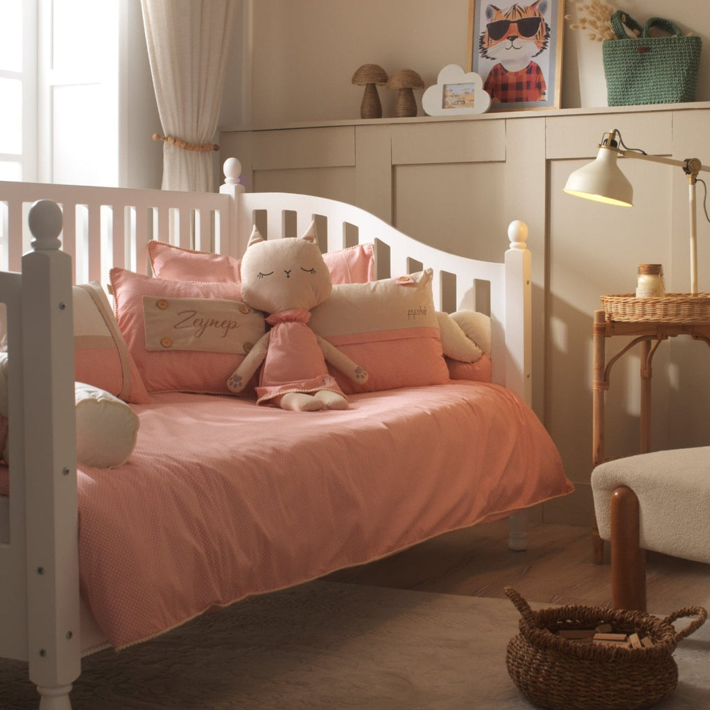 Montessori-Baby-Schlafset für Mädchen – Rosa Bommel-Katze – 8-teilig – Joyful Kids – Foto 1