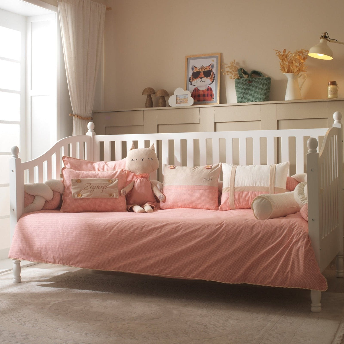 Montessori-Baby-Schlafset für Mädchen – Rosa Bommel-Katze – 8-teilig – Joyful Kids – Foto 3