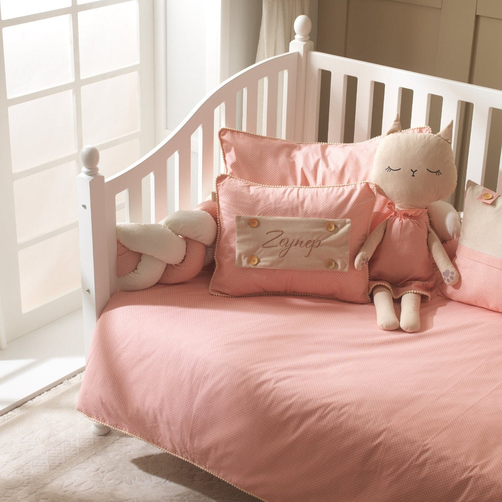 Personalisiertes Baby-Kissen mit Handstickerei – Misty Pink Rosa Katze – Geschenk für Mädchen – Joyful Kids – Foto 6