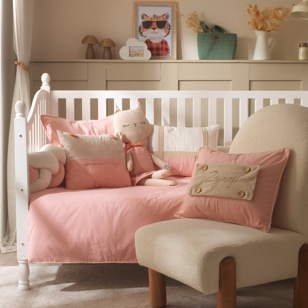 Personalisiertes Baby-Kissen mit Handstickerei – Misty Pink Rosa Katze – Geschenk für Mädchen – Joyful Kids – Foto 4