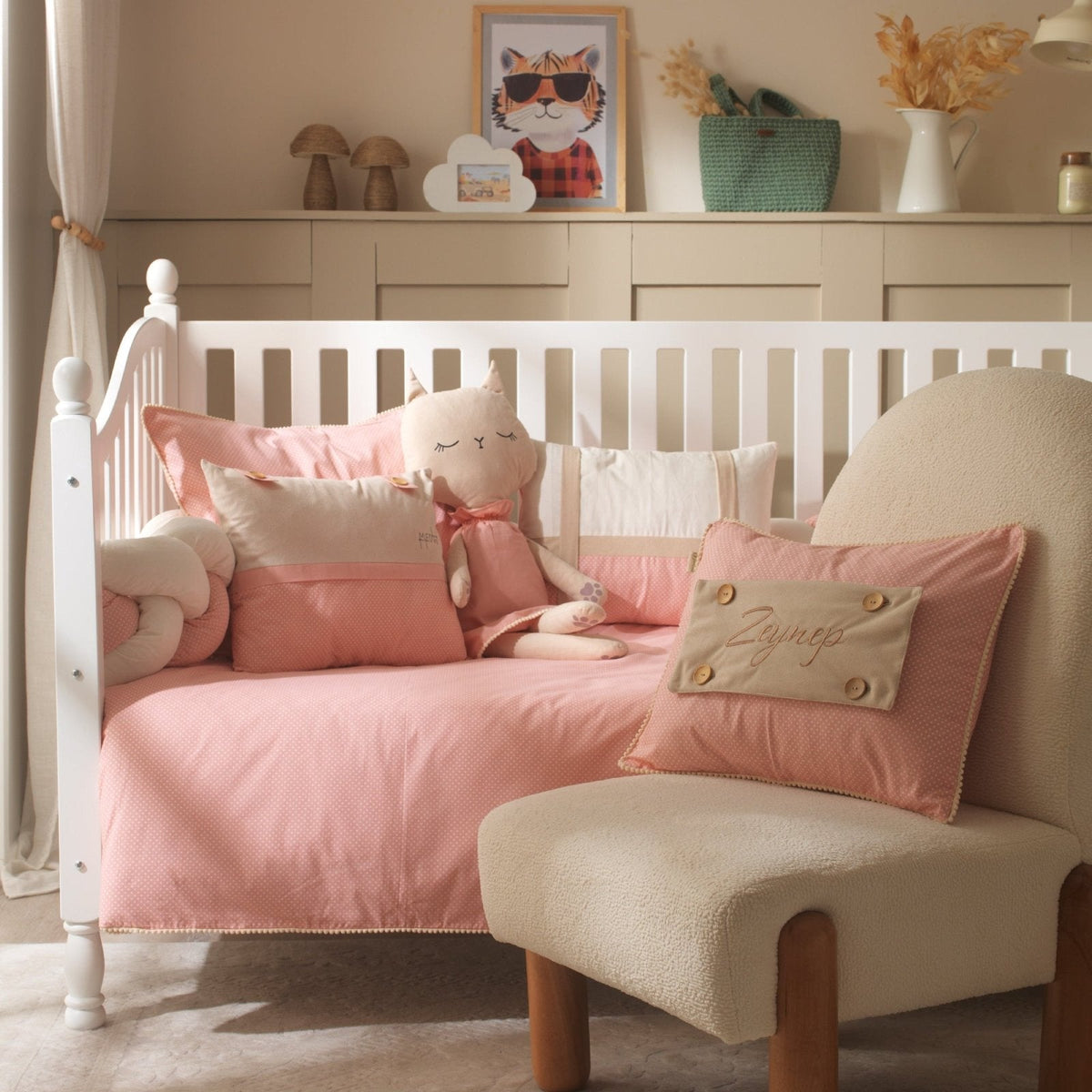 Personalisiertes Baby-Kissen mit Handstickerei – Misty Pink Rosa Katze – Geschenk für Mädchen – Joyful Kids – Foto 4