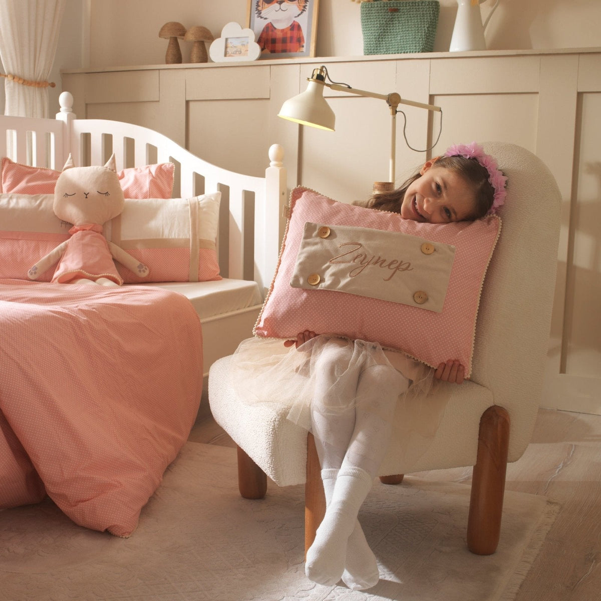 Personalisiertes Baby-Kissen mit Handstickerei – Misty Pink Rosa Katze – Geschenk für Mädchen – Joyful Kids – Foto 2