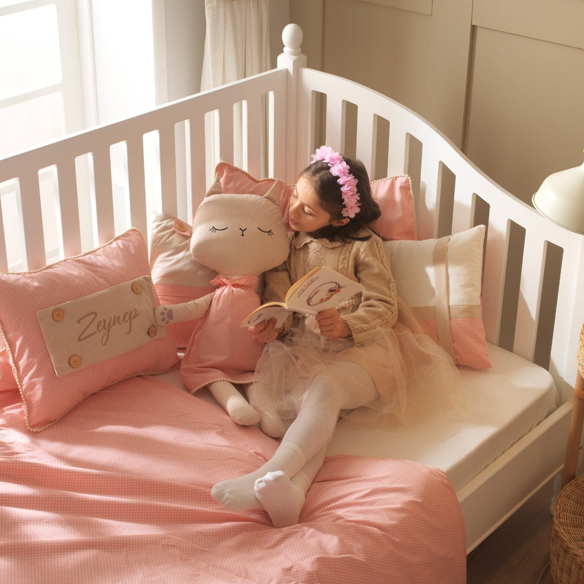 Montessori-Baby-Schlafset für Mädchen – Rosa Bommel-Katze – 8-teilig – Joyful Kids – Foto 2