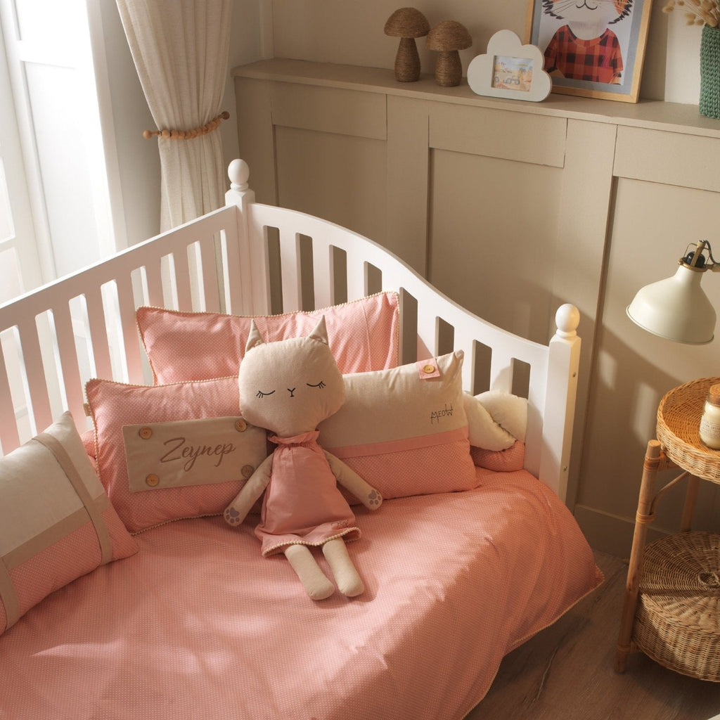 Montessori-Baby-Schlafset für Mädchen – Rosa Bommel-Katze – 8-teilig – Joyful Kids – Foto 6