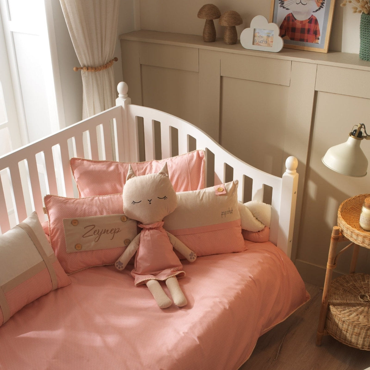 Montessori-Baby-Schlafset für Mädchen – Rosa Bommel-Katze – 8-teilig – Joyful Kids – Foto 6