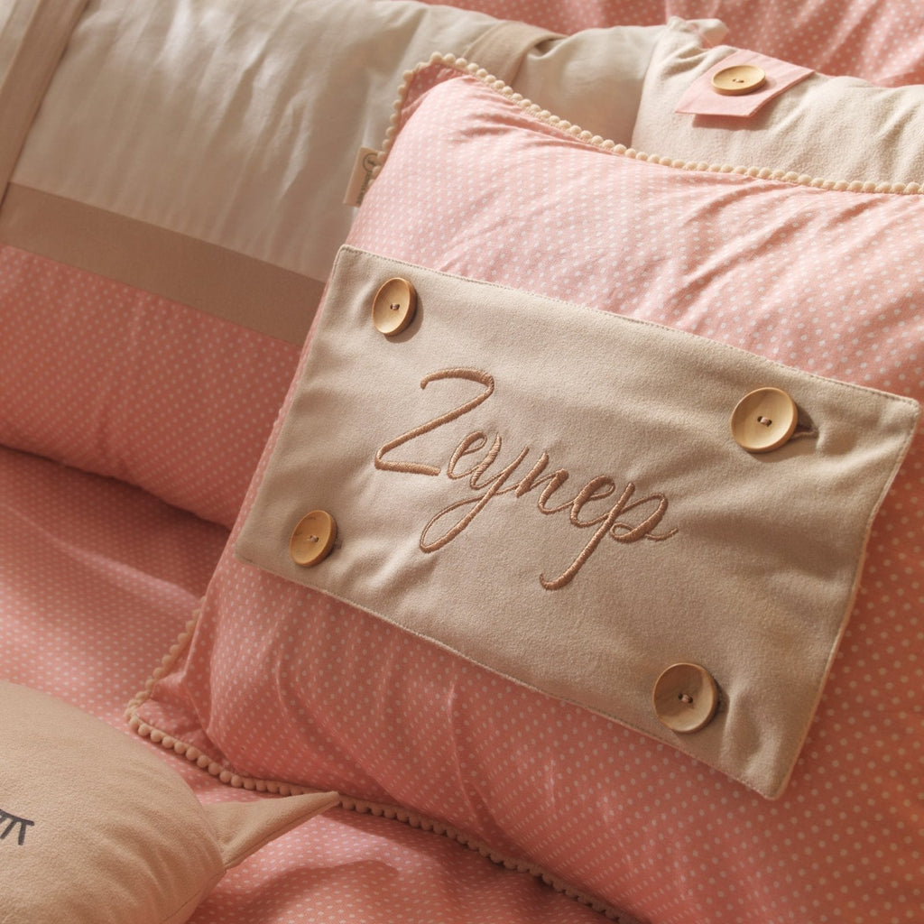 Personalisiertes Baby-Kissen mit Handstickerei – Misty Pink Rosa Katze – Geschenk für Mädchen – Joyful Kids – Foto 3