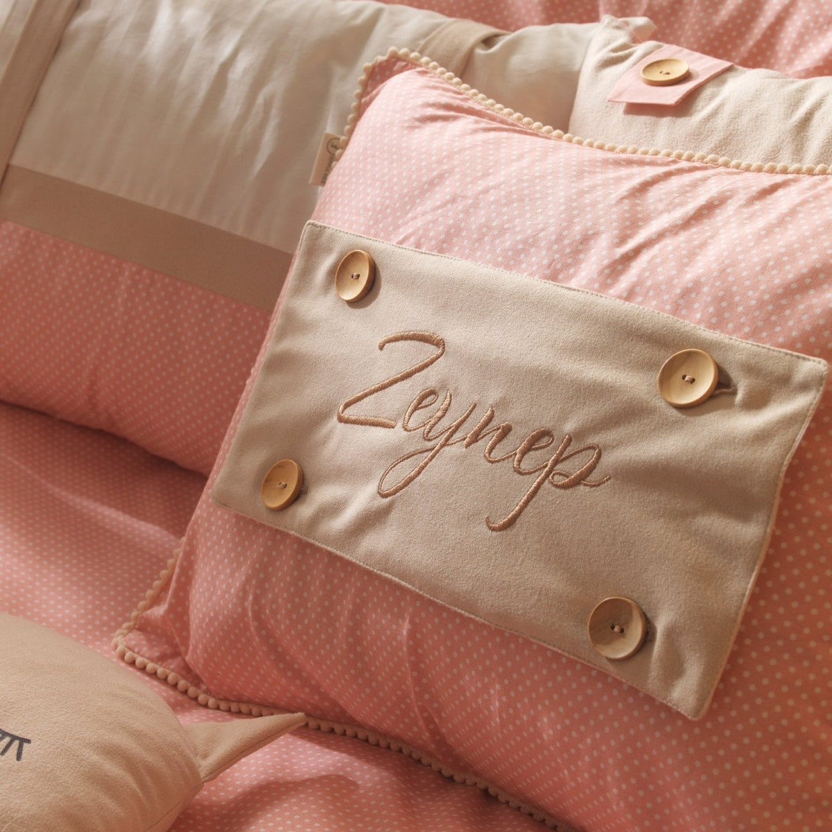 Personalisiertes Baby-Kissen mit Handstickerei – Misty Pink Rosa Katze – Geschenk für Mädchen – Joyful Kids – Foto 3