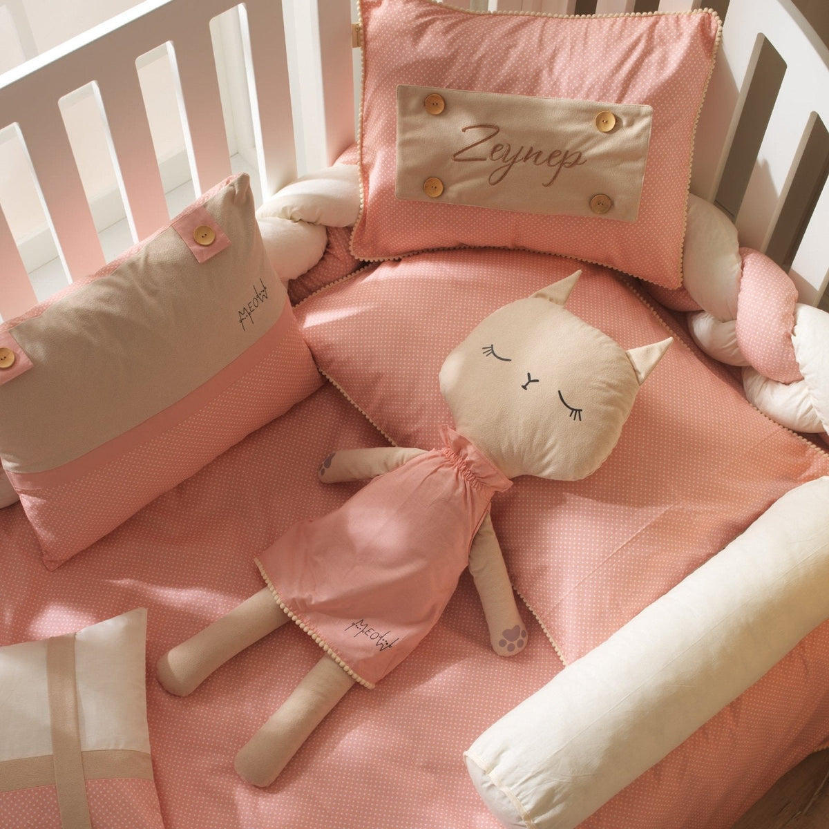 Montessori-Baby-Schlafset für Mädchen – Rosa Bommel-Katze – 8-teilig – Joyful Kids – Foto 9