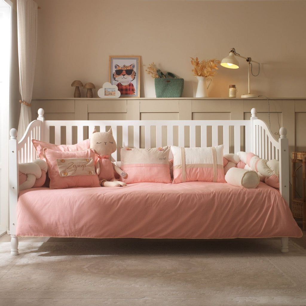 Montessori-Baby-Schlafset für Mädchen – Rosa Bommel-Katze – 8-teilig – Joyful Kids – Foto 10